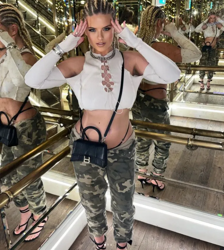 Nosila je bijeli top i maskirne hlače marke AE.Selection.