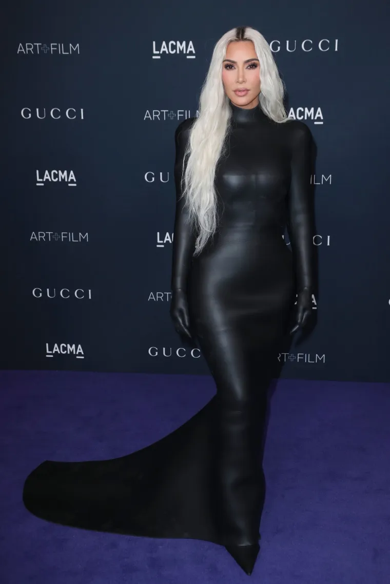 Kim Kardashian ne izlazi iz crnog: Itekako dokazuje da joj sve savršeno pristaje! Od bikinija do glamuroznih haljina...