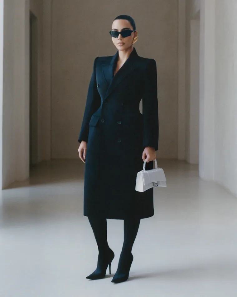 Kim Kardashian ne izlazi iz crnog: Itekako dokazuje da joj sve savršeno pristaje! Od bikinija do glamuroznih haljina...