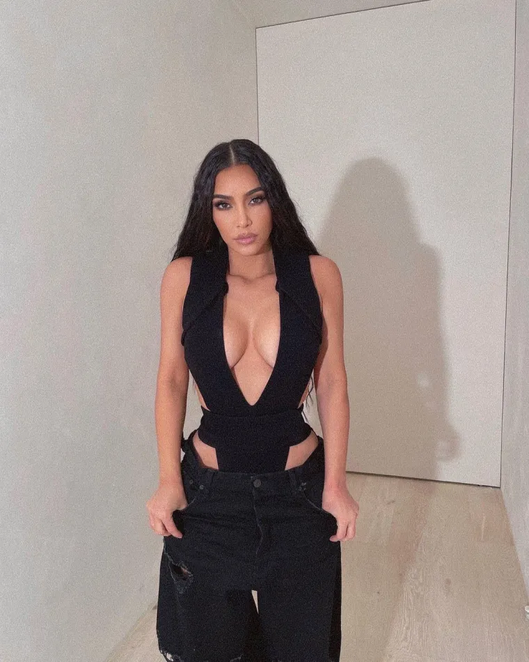 Kim Kardashian ne izlazi iz crnog: Itekako dokazuje da joj sve savršeno pristaje! Od bikinija do glamuroznih haljina...
