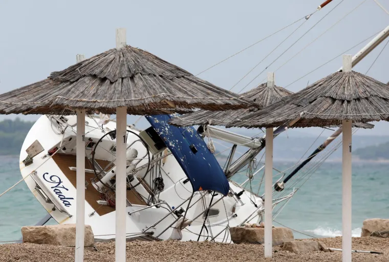 Jako jugo izbacuje brodice na obalu, a DHMZ upozorava: 'Na moru je nekoliko centara olujnog nevremena'