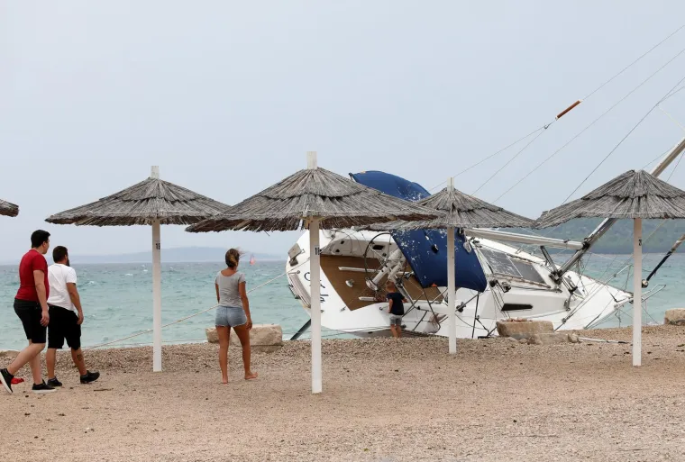 Jako jugo izbacuje brodice na obalu, a DHMZ upozorava: 'Na moru je nekoliko centara olujnog nevremena'