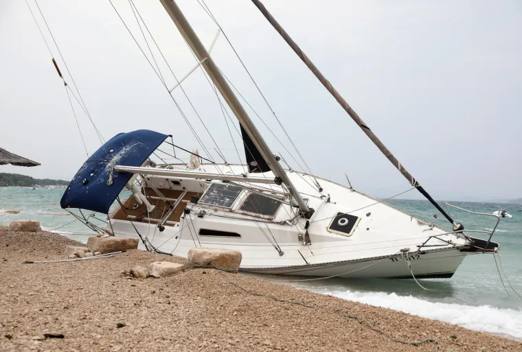 Jako jugo izbacuje brodice na obalu, a DHMZ upozorava: 'Na moru je nekoliko centara olujnog nevremena'
