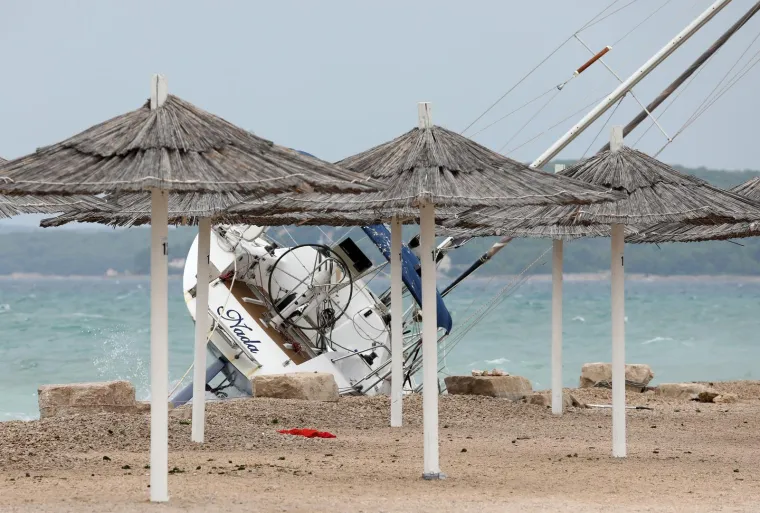 Jako jugo izbacuje brodice na obalu, a DHMZ upozorava: 'Na moru je nekoliko centara olujnog nevremena'
