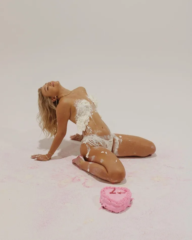 Atraktivna studentica izaziva probleme vrućim objavama: 'Srčani sam bolesnik, otjerat će&scaron; me u grob'