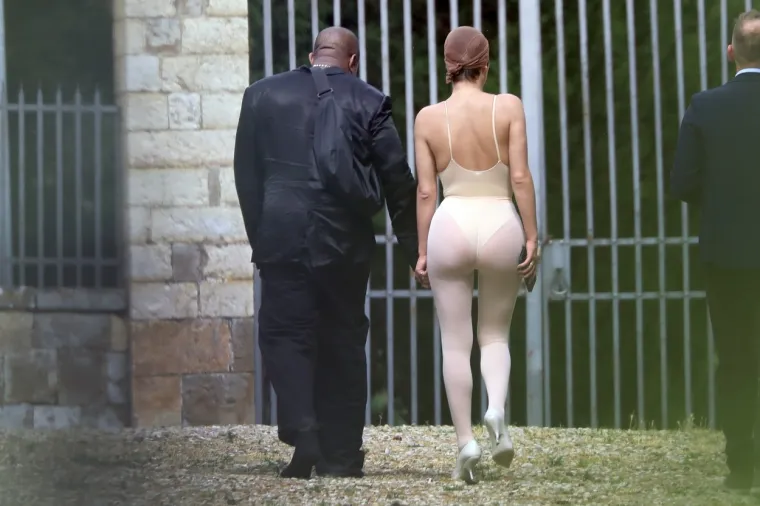 Kanye West opet &scaron;okira: Teturao bos, s bocom vina u ruci. Suprugu je opet natjerao da paradira gotovo gola?!