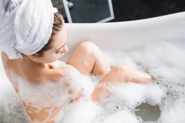 3. Pranje: Lokalna iritacija i svrbež vagine se mogu javiti i ako se koriste neadekvatna sredstva za vaginalno pranje. Sapuni visoke pH vrijednosti mijenjanju vaginalnu floru i mogu dovesti do isušivanja vaginalne sluznice.
