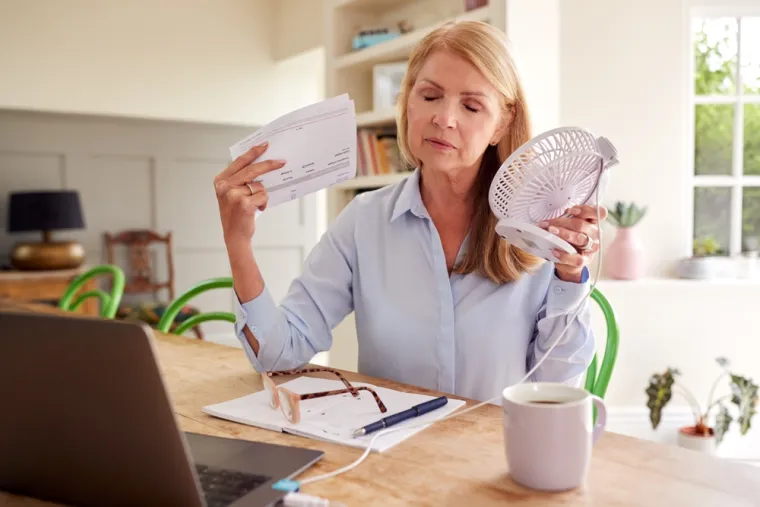 4. Menopauza: Tijekom menopauze dolazi do snižavanja razine estrogena i suhoće vaginalne sluznice. Kao što nas koža svrbi kada je suha, tako se i vaginalni svrbež može pojaviti uslijed suhoće vagine.