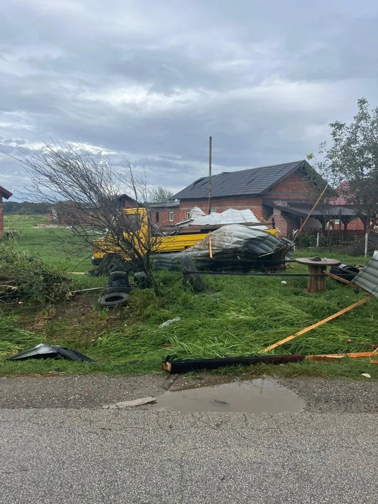 Nevrijeme pogodilo i Sisak: Vjetar skidao krovove s kuća, na terenu i HEP