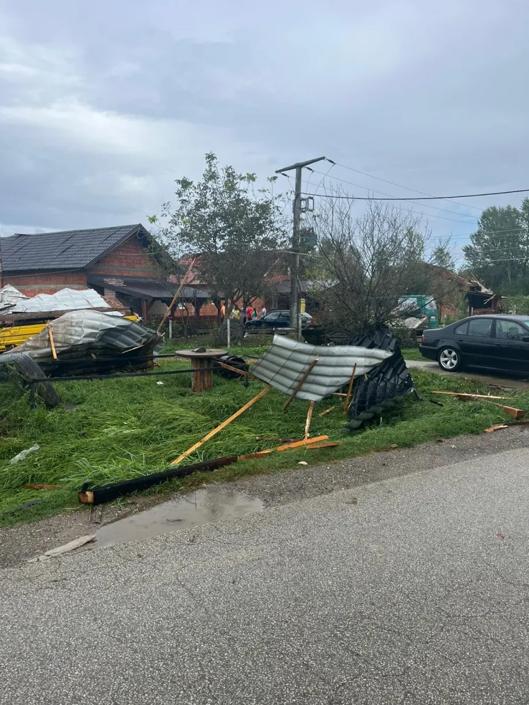 Nevrijeme pogodilo i Sisak: Vjetar skidao krovove s kuća, na terenu i HEP