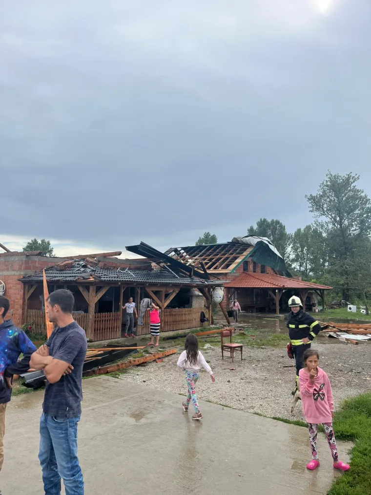 Nevrijeme pogodilo i Sisak: Vjetar skidao krovove s kuća, na terenu i HEP