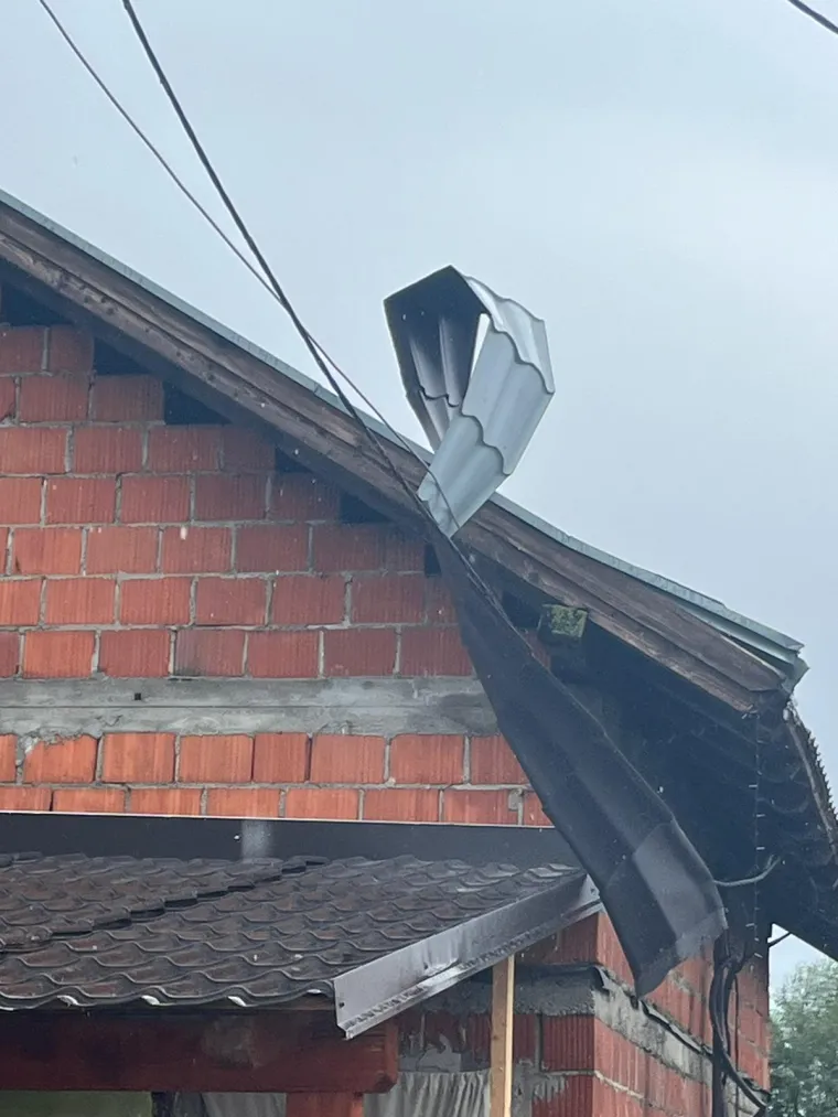 Nevrijeme pogodilo i Sisak: Vjetar skidao krovove s kuća, na terenu i HEP
