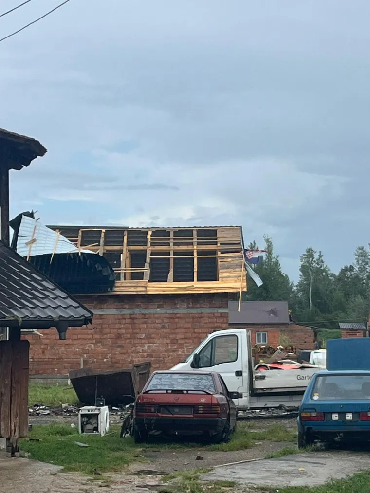 Nevrijeme pogodilo i Sisak: Vjetar skidao krovove s kuća, na terenu i HEP