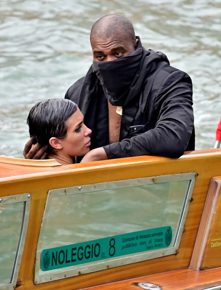 Kanye i njegova ženica režirali novi skandal: Reper maramom skrivao lice, ali je zato cijelom svijetu ponosno pokazao guzicu