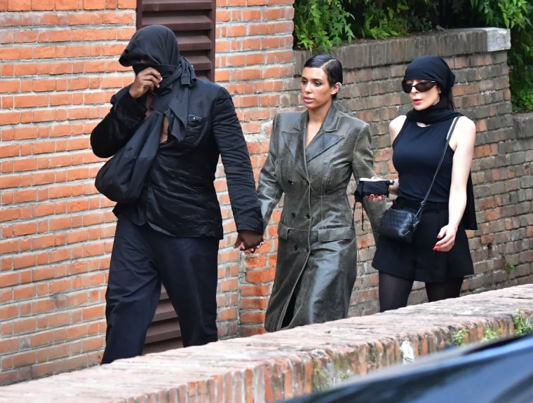 Kanye i njegova ženica režirali novi skandal: Reper maramom skrivao lice, ali je zato cijelom svijetu ponosno pokazao guzicu