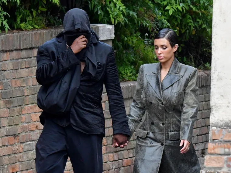 Kanye i njegova ženica režirali novi skandal: Reper maramom skrivao lice, ali je zato cijelom svijetu ponosno pokazao guzicu