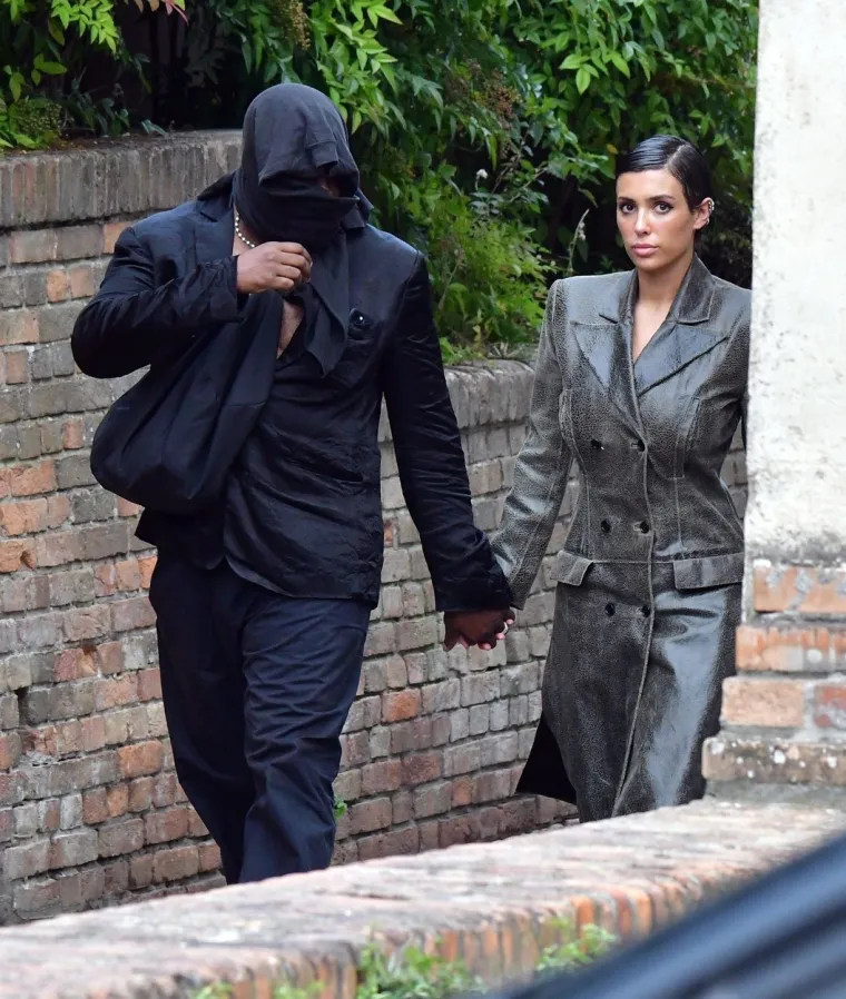 Kanye i njegova ženica režirali novi skandal: Reper maramom skrivao lice, ali je zato cijelom svijetu ponosno pokazao guzicu