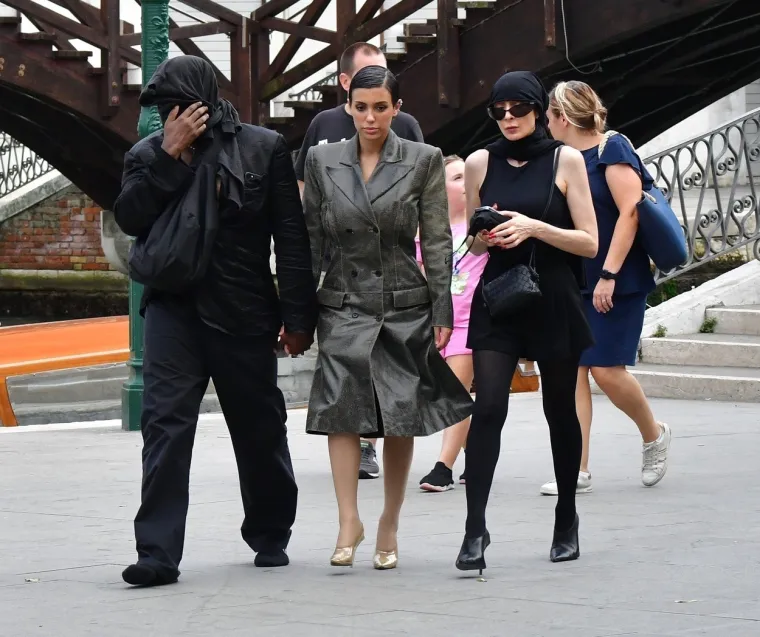 Kanye i njegova ženica režirali novi skandal: Reper maramom skrivao lice, ali je zato cijelom svijetu ponosno pokazao guzicu