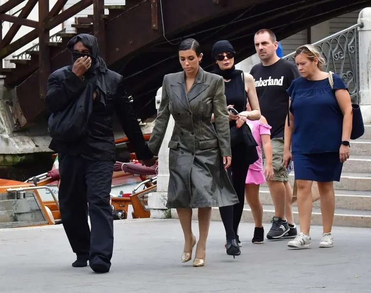 Kanye i njegova ženica režirali novi skandal: Reper maramom skrivao lice, ali je zato cijelom svijetu ponosno pokazao guzicu