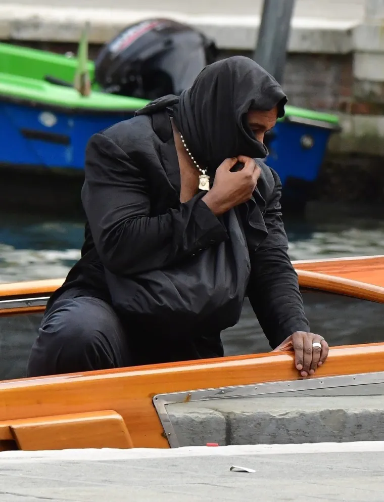 Kanye i njegova ženica režirali novi skandal: Reper maramom skrivao lice, ali je zato cijelom svijetu ponosno pokazao guzicu