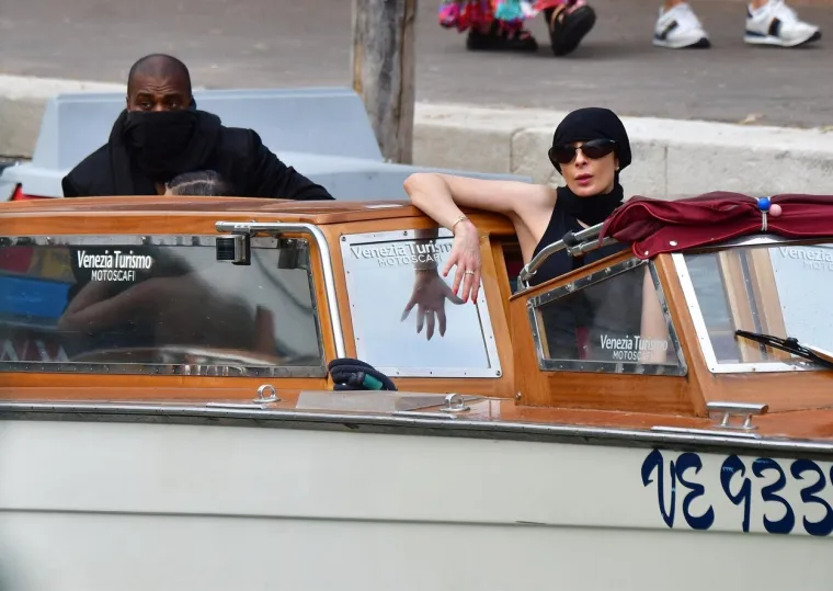 Kanye i njegova ženica režirali novi skandal: Reper maramom skrivao lice, ali je zato cijelom svijetu ponosno pokazao guzicu