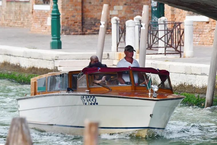 Kanye i njegova ženica režirali novi skandal: Reper maramom skrivao lice, ali je zato cijelom svijetu ponosno pokazao guzicu
