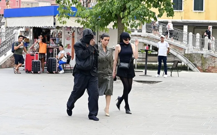 Kanye i njegova ženica režirali novi skandal: Reper maramom skrivao lice, ali je zato cijelom svijetu ponosno pokazao guzicu