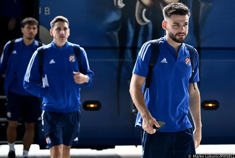 Dinamovci nasmije&scaron;eni pred polazak u Prag, ali &scaron;to se to nalazi na licu Dinamovog stopera?!