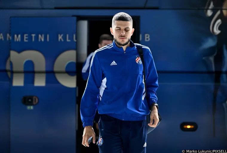 Dinamovci nasmije&scaron;eni pred polazak u Prag, ali &scaron;to se to nalazi na licu Dinamovog stopera?!