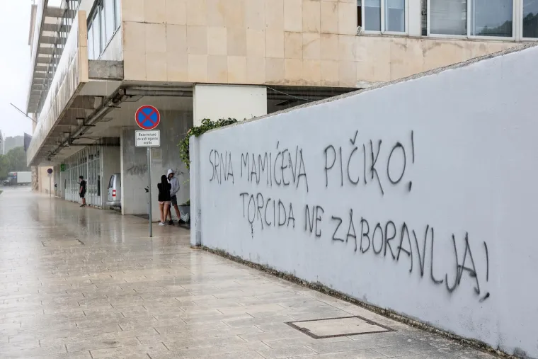 Pogledajte gnjusne poruke koje su osvanule u Splitu upućene bivšem kapetanu Vatrenih