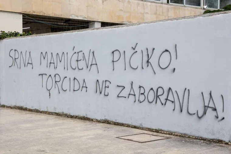 Pogledajte gnjusne poruke koje su osvanule u Splitu upućene bivšem kapetanu Vatrenih
