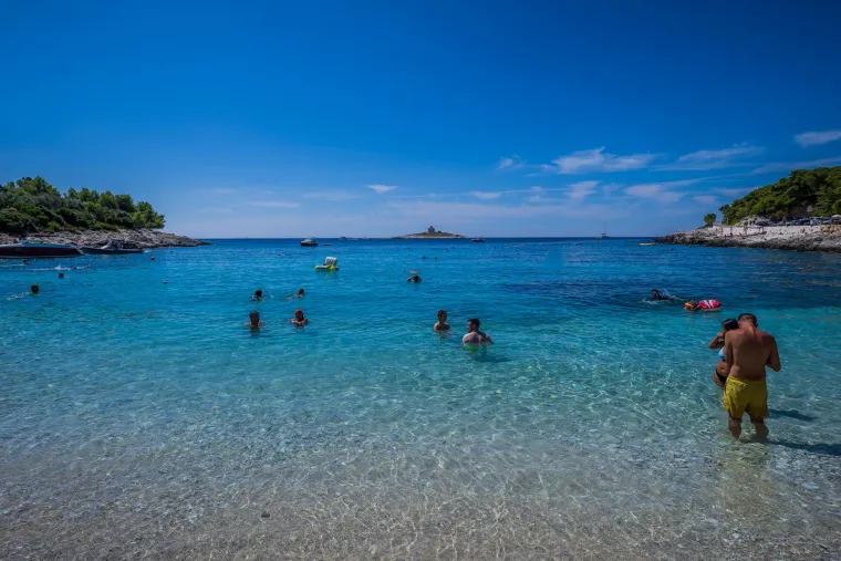 Jo&scaron; jedan biser Jadrana: Pogledajte ove fotografije, mnogi bi rekli - raj na zemlji! Ovaj na&scaron; otok obiđete u 600 koraka