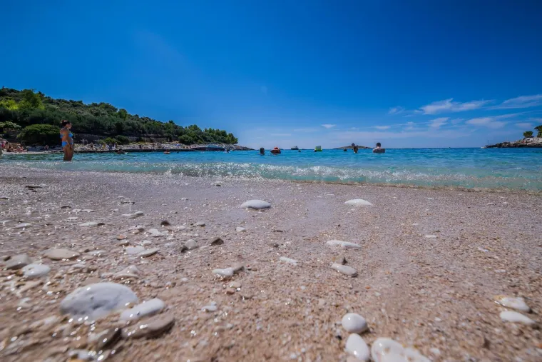 Jo&scaron; jedan biser Jadrana: Pogledajte ove fotografije, mnogi bi rekli - raj na zemlji! Ovaj na&scaron; otok obiđete u 600 koraka