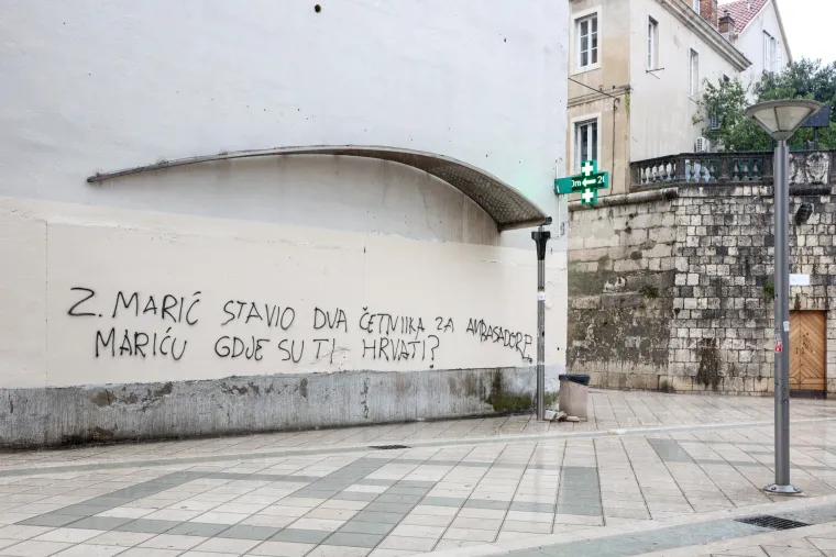 Pogledajte gnjusne poruke protiv Srne i Marića koje su osvanule u Splitu