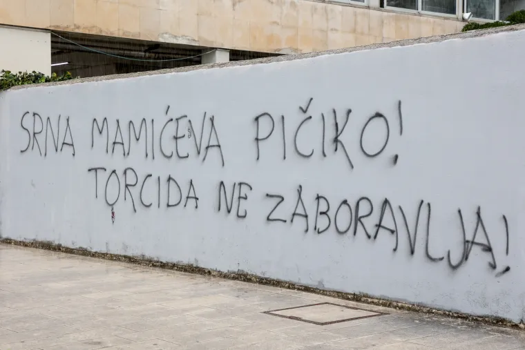 Pogledajte gnjusne poruke protiv Srne i Marića koje su osvanule u Splitu