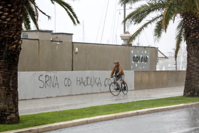 Pogledajte gnjusne poruke protiv Srne i Marića koje su osvanule u Splitu