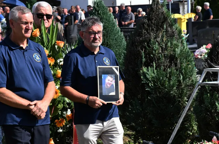 Stotine ljudi na posljednjem ispraćaju Davora Andročeca, kandidata ‘Večere za 5‘ i showa ‘Superpar‘. Stigli brojni bajkeri