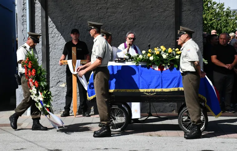 Stotine ljudi na posljednjem ispraćaju Davora Andročeca, kandidata ‘Večere za 5‘ i showa ‘Superpar‘. Stigli brojni bajkeri