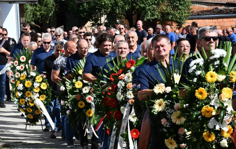 Stotine ljudi na posljednjem ispraćaju Davora Andročeca, kandidata ‘Večere za 5‘ i showa ‘Superpar‘. Stigli brojni bajkeri