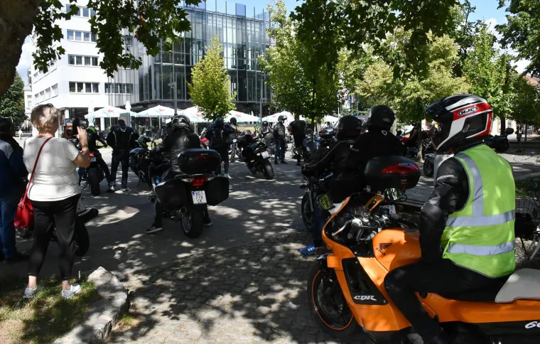 Stotine ljudi na posljednjem ispraćaju Davora Andročeca, kandidata ‘Večere za 5‘ i showa ‘Superpar‘. Stigli brojni bajkeri