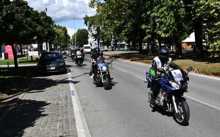 Stotine ljudi na posljednjem ispraćaju Davora Andročeca, kandidata ‘Večere za 5‘ i showa ‘Superpar‘. Stigli brojni bajkeri