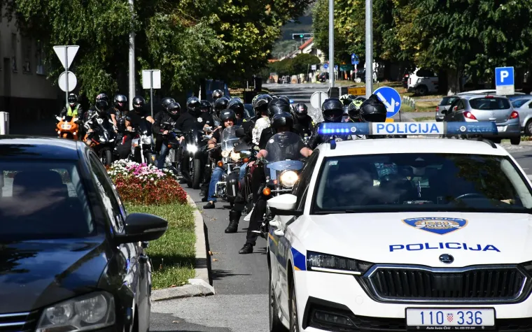 Stotine ljudi na posljednjem ispraćaju Davora Andročeca, kandidata ‘Večere za 5‘ i showa ‘Superpar‘. Stigli brojni bajkeri