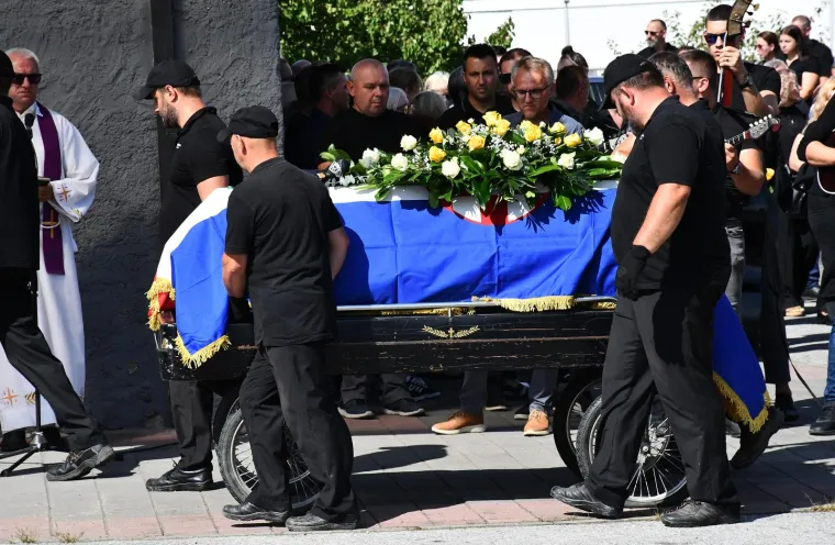 Stotine ljudi na posljednjem ispraćaju Davora Andročeca, kandidata ‘Večere za 5‘ i showa ‘Superpar‘. Stigli brojni bajkeri