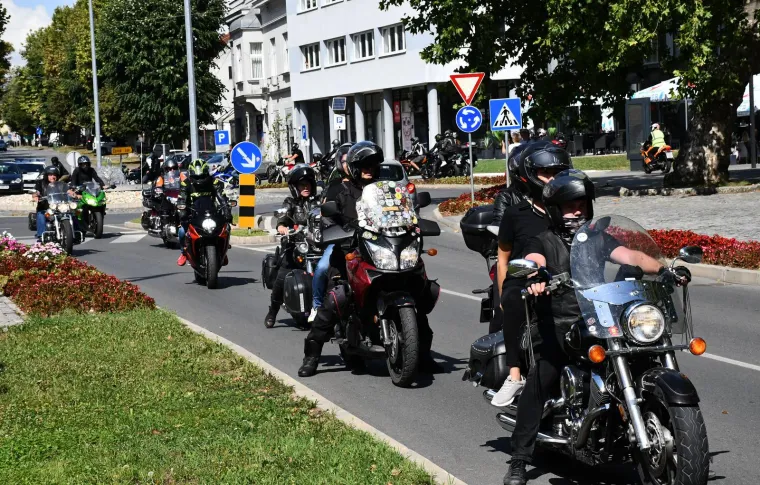 Stotine ljudi na posljednjem ispraćaju Davora Andročeca, kandidata ‘Večere za 5‘ i showa ‘Superpar‘. Stigli brojni bajkeri