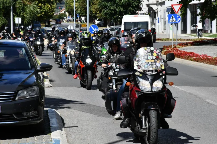 Stotine ljudi na posljednjem ispraćaju Davora Andročeca, kandidata ‘Večere za 5‘ i showa ‘Superpar‘. Stigli brojni bajkeri