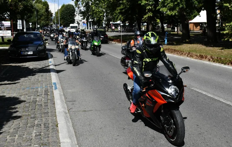 Stotine ljudi na posljednjem ispraćaju Davora Andročeca, kandidata ‘Večere za 5‘ i showa ‘Superpar‘. Stigli brojni bajkeri