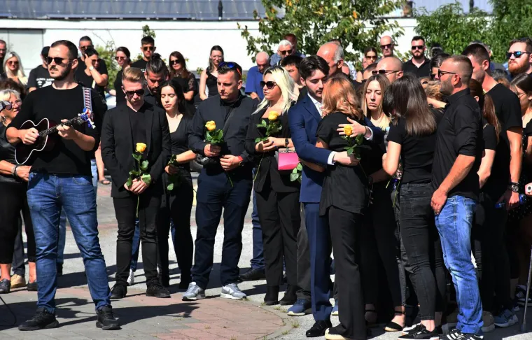 Stotine ljudi na posljednjem ispraćaju Davora Andročeca, kandidata ‘Večere za 5‘ i showa ‘Superpar‘. Stigli brojni bajkeri