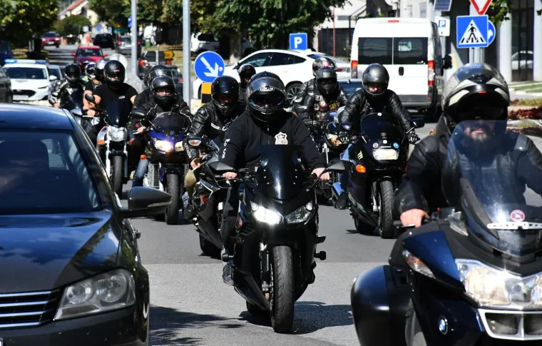 Stotine ljudi na posljednjem ispraćaju Davora Andročeca, kandidata ‘Večere za 5‘ i showa ‘Superpar‘. Stigli brojni bajkeri