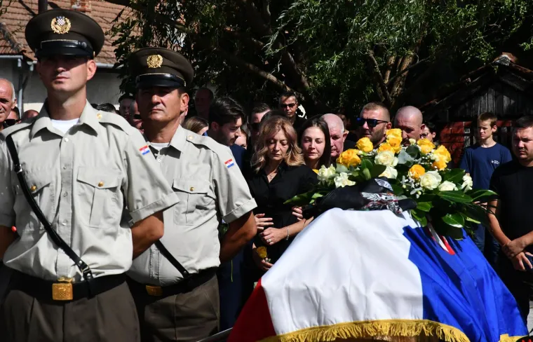 Stotine ljudi na posljednjem ispraćaju Davora Andročeca, kandidata &lsquo;Večere za 5&lsquo; i showa &lsquo;Superpar&lsquo;. Stigli brojni bajkeri