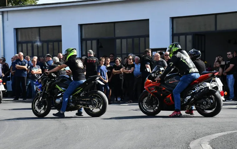 Stotine ljudi na posljednjem ispraćaju Davora Andročeca, kandidata &lsquo;Večere za 5&lsquo; i showa &lsquo;Superpar&lsquo;. Stigli brojni bajkeri